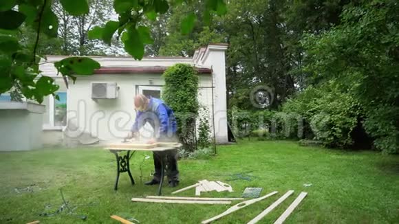 木工在院子里用电动砂轮机打磨木板视频的预览图