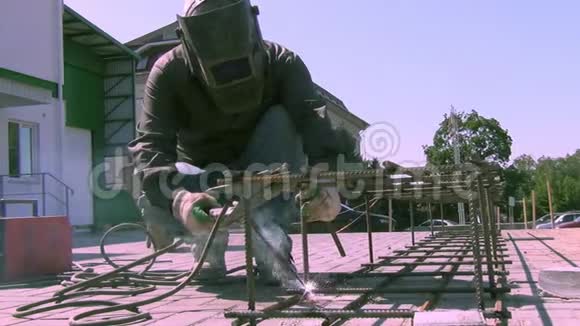 建筑工地的工人在夏季进行焊接工作视频的预览图