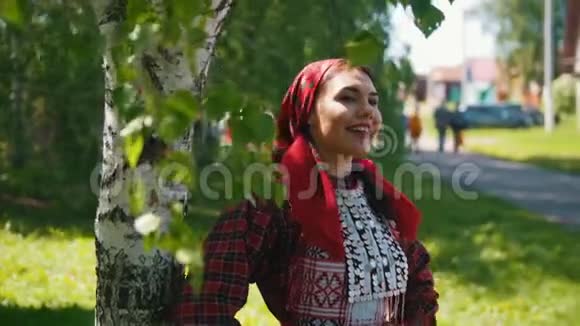 穿着俄罗斯传统服装的年轻女性站在桦树下唱歌视频的预览图