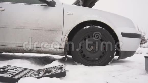 冬季推出柴油车的问题劣质柴油和弱蓄电池的冻结慢动作视频的预览图