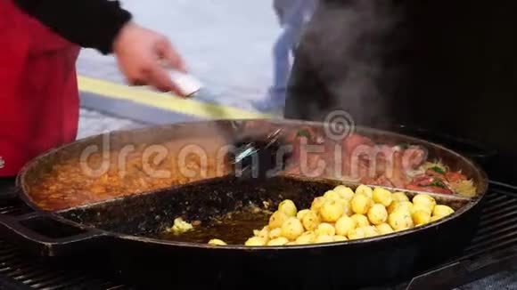 把鲜肉和土豆放在一个大圆锅上视频的预览图