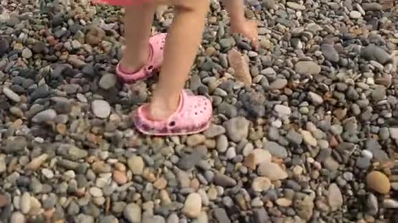 小女孩在海边的海滩帐篷里玩视频的预览图