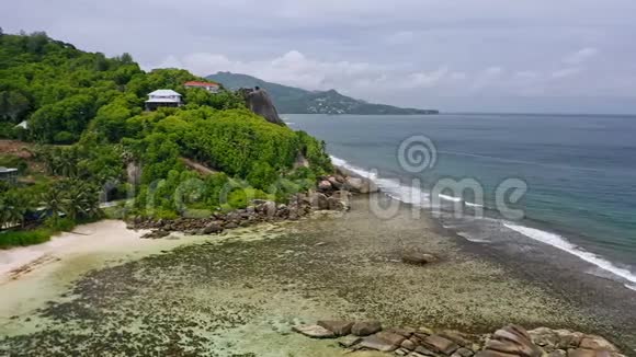 鸟瞰美丽的马河岛海岸线与热带海滩浅水和热带雨林塞舌尔视频的预览图