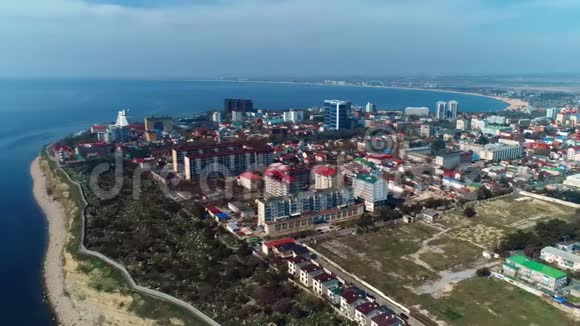 飞越俄罗斯滨海度假小镇阿那帕有海景的山滨空中镜头视频的预览图