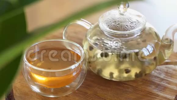 绿茶是用玻璃茶壶冲泡的视频的预览图
