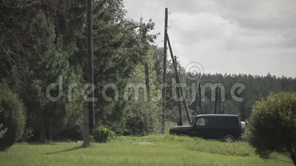 黑车在村子里视频的预览图