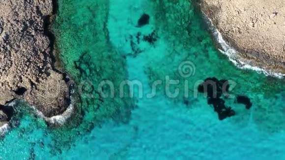 俯瞰阿伊亚纳帕桑迪湾VathiaGonia海滩塞浦路斯法马古斯塔区视频的预览图