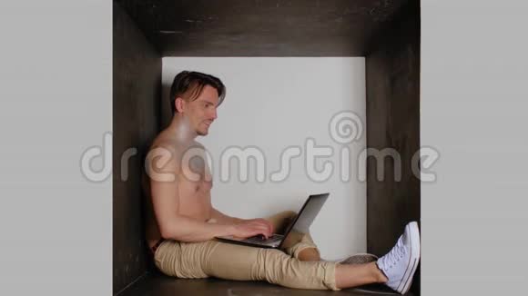 微笑的人有限的空间与笔记本电脑视频的预览图