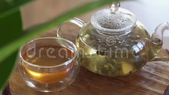 绿茶是用玻璃茶壶冲泡的时间推移视频的预览图