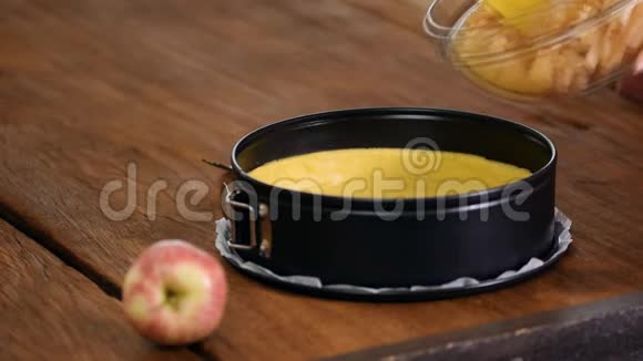 烹饪烘焙概念为秋季烘焙概念制作苹果派视频的预览图