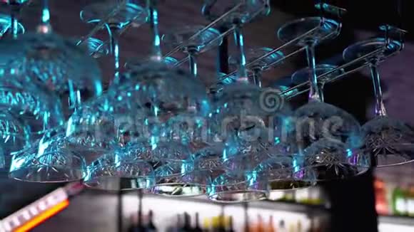 干净的葡萄酒杯挂在餐厅的酒吧架上方视频的预览图