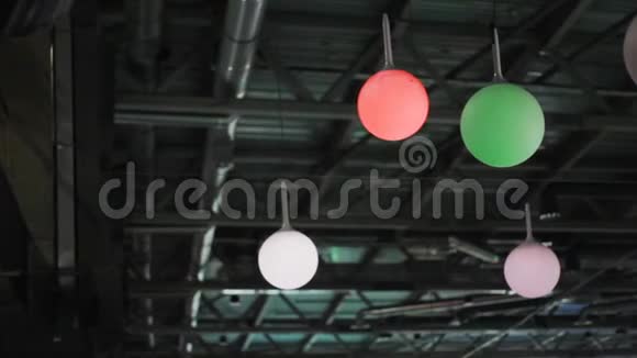 天花板上的彩色光球购物中心的装饰视频的预览图