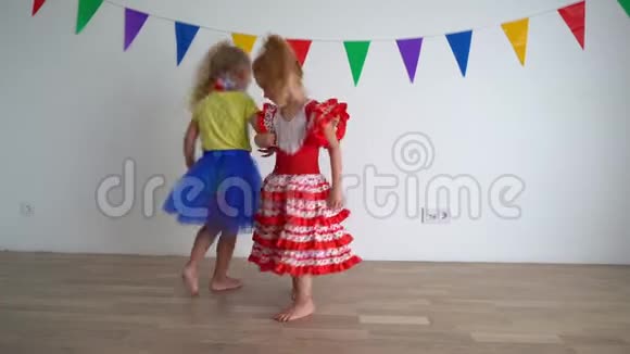 小公主们两个小女孩在生日聚会上快乐地跳舞视频的预览图
