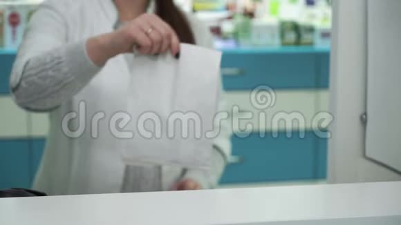 由女性药剂师为男性顾客提供药品的白色纸袋采购程序视频的预览图