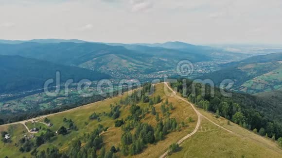 山顶山山路的鸟瞰图视频的预览图