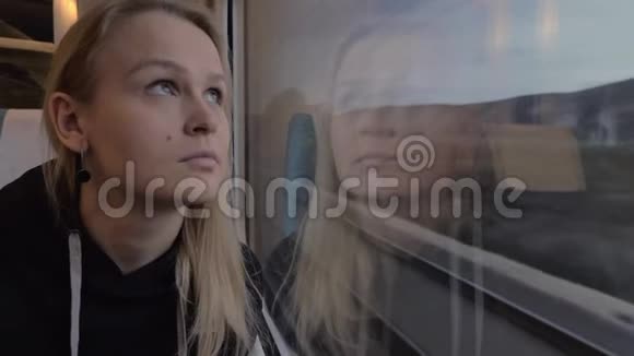 铁路旅行的女人思考和欣赏风景的时间视频的预览图