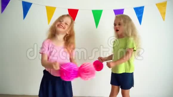 女孩们假装啦啦队员拿着粉红色的纸球照相机视频的预览图