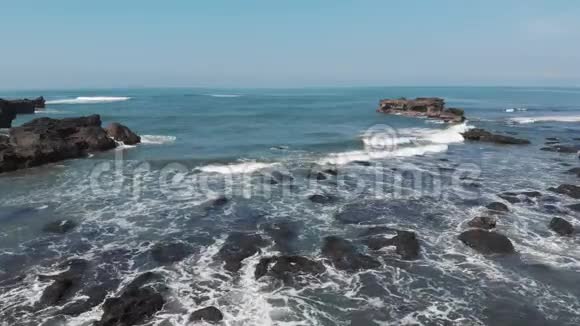 从飞行中的无人机俯瞰用绿松石水巨大的泡沫和黑色的海洋景观放大视频的预览图