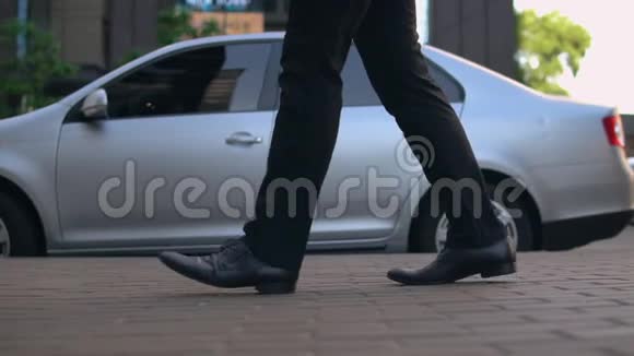 穿着黑鞋把男腿收拢视频的预览图