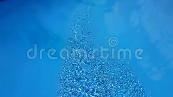 水从水上公园的山上流下来视频的预览图