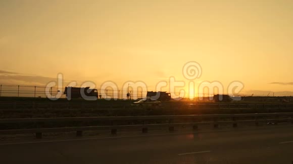 日落时在公路上的卡车在日落时提供运输车视频的预览图