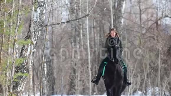 早春一个微笑的女人在森林里骑马视频的预览图