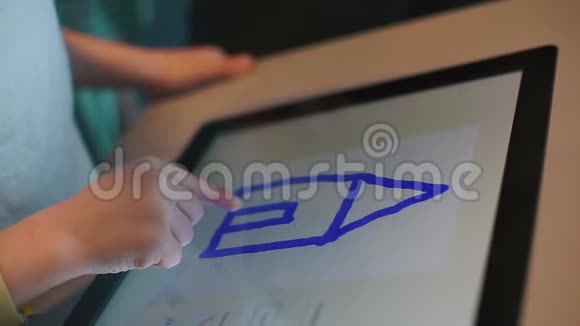 在监视器上特写女婴的手视频的预览图