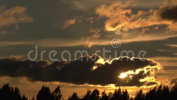 云在日落时吃太阳视频的预览图