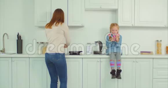 忙碌的母亲在厨房做家务视频的预览图