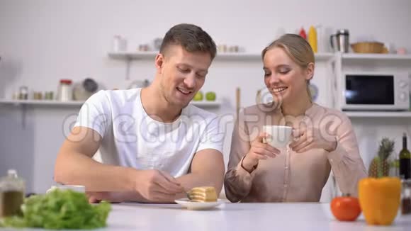 帅哥用蛋糕喂女朋友在厨房约会浪漫气氛视频的预览图