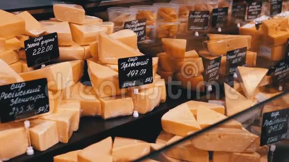 商店里的陈列柜上有各种切碎的奶酪和价格标签视频的预览图