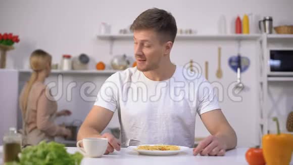 有趣的男人扔掉妻子煮的美味食物夫妻关系视频的预览图