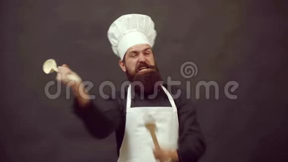 厨师准备做饭厨房真有趣有趣的厨师用勺子有趣的训练视频的预览图