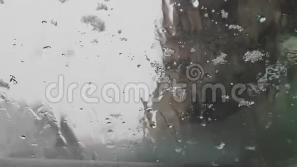 挡风玻璃上的雪融化了天气寒冷和闷热视频的预览图