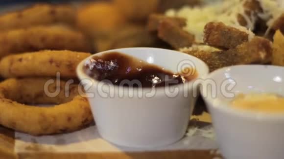 小吃酱甜蜜的酸和奶酪酱中的灌篮洋葱圈面包视频的预览图