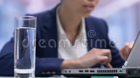 女士销售经理工作在笔记本电脑和饮用水液体平衡身体视频的预览图