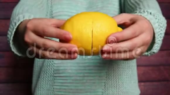 带着新鲜的黄色柠檬水果的女人视频的预览图