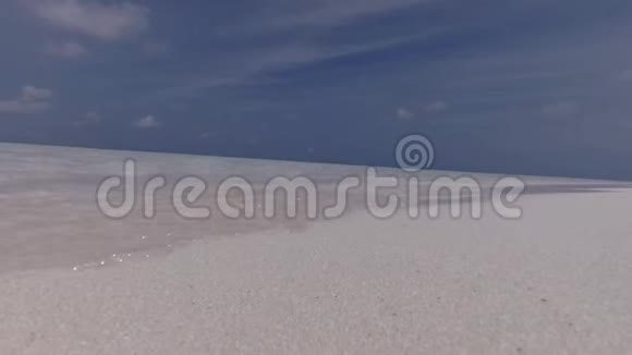 波浪在白色的马尔代夫海滩上视频的预览图