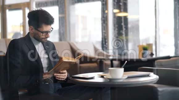 企业家专注于读书坐在咖啡馆等会视频的预览图