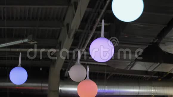 天花板上的彩色光球购物中心的装饰视频的预览图