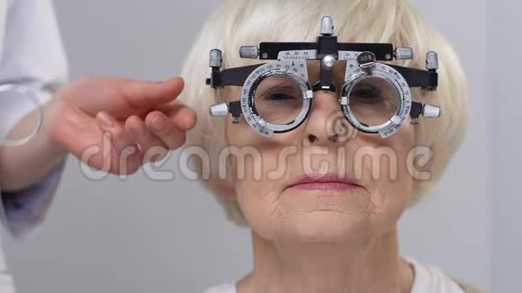 眼科医生戴老年女性患者固定镜片视力问题视频的预览图