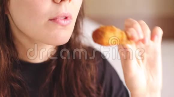 年轻漂亮的女人吃健康的食物视频的预览图