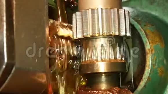 机器碾磨齿轮油的机理视频的预览图