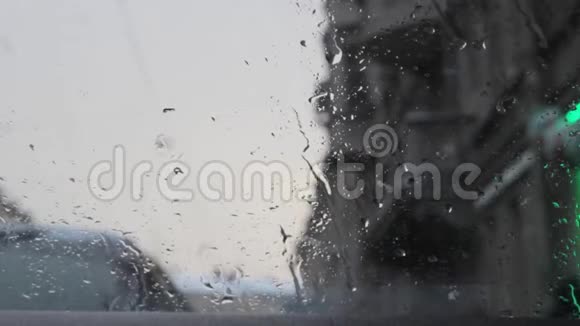 挡风玻璃上的雪融化了天气寒冷和闷热视频的预览图