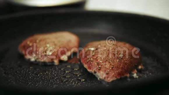 肉在家里煎锅里视频的预览图