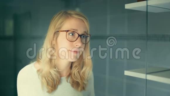 一位年轻女子戴眼镜接受眼镜的肖像视频的预览图