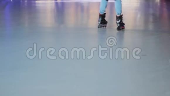 轮滑在溜冰鞋上滑冰有趣的节日游乐园视频的预览图