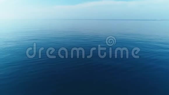 海背景与山脉和沿海小镇阿那帕在俄罗斯飞越绿松石水在平静的海洋旅费视频的预览图