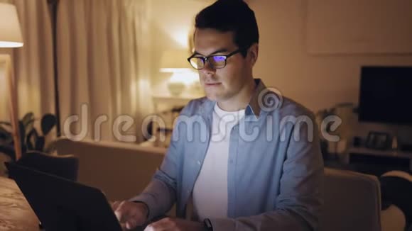 中年男子在客厅里用笔记本电脑工作到很晚视频的预览图