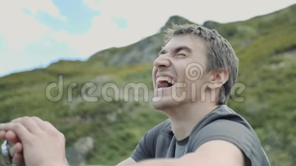 夏天在格鲁吉亚山区闲坐嬉笑的人视频的预览图